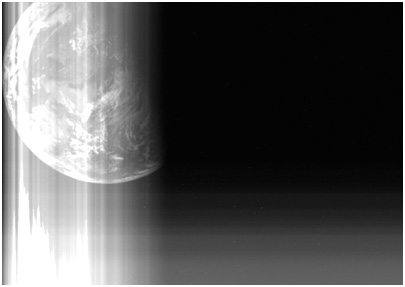 「はやぶさ」が最後に撮影した地球。画面右側は夜の部分で、縦線は画像の乱れである。